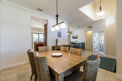 Great Location, Minutes to the Beach, Two Heated pools , sleeps 17! - Pelican Junction - Roelens House in Cape Coral