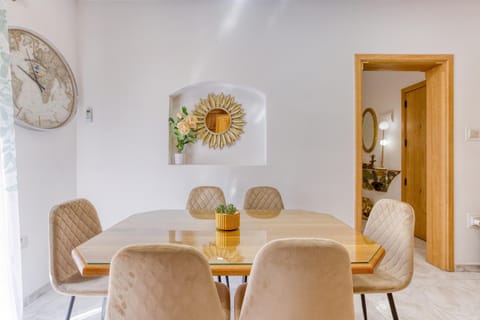 Seating area, Dining area