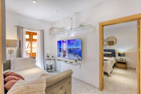 Bed, TV and multimedia, Living room, Seating area, Bedroom