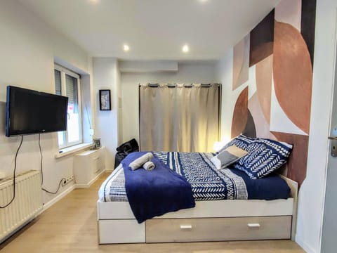 Bed, TV and multimedia, Photo of the whole room, Bedroom