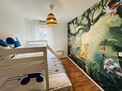 Bedroom, bunk bed
