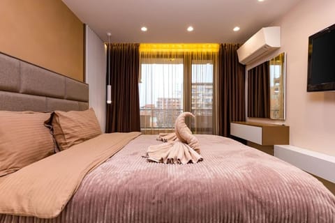 Bed, TV and multimedia, Bedroom, towels