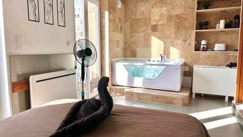 Bed, Hot Tub, Photo of the whole room, Bedroom, Bath, towels