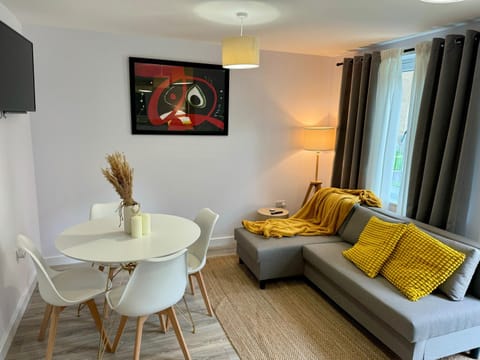 TV and multimedia, Living room, Seating area, Dining area