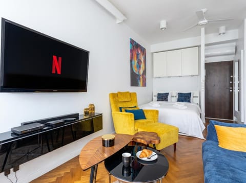 Communal lounge/ TV room, Bed, TV and multimedia, Living room, Photo of the whole room, Seating area, Evening entertainment, Bedroom