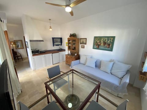 Living room, Dining area, fireplace, minibar