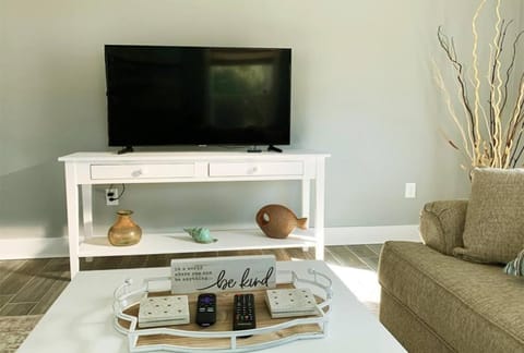 *Chic Beach Cottage Retreat* near Beach/downtown House in Gulfport