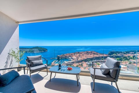 View (from property/room), Balcony/Terrace, City view, Sea view