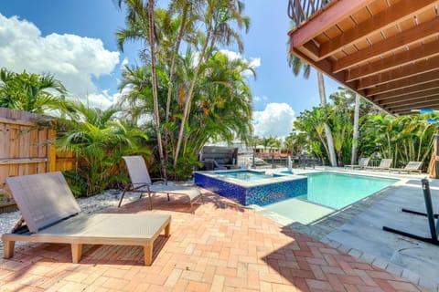 Pool and Home Theater Lighthouse Point Home! House in Lighthouse Point