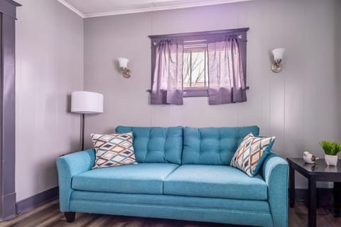 Spacious 6BR 2Bath Close the Falls House in Niagara Falls