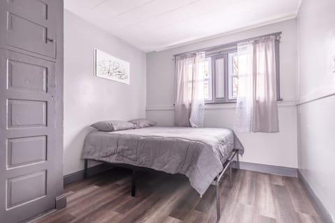 Spacious 6BR 2Bath Close the Falls House in Niagara Falls