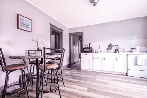 Spacious 6BR 2Bath Close the Falls House in Niagara Falls