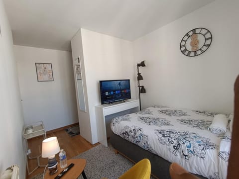 Cozy Room with Private Bathroom near Paris LaDefense Arena Apartment in Courbevoie