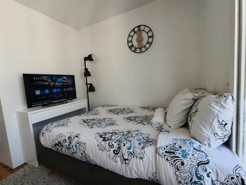 Cozy Room with Private Bathroom near Paris LaDefense Arena Apartment in Courbevoie