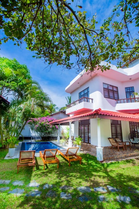 Property building, Garden, Swimming pool