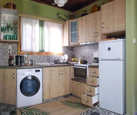 Kitchen or kitchenette, dishwasher, oven, washing machine