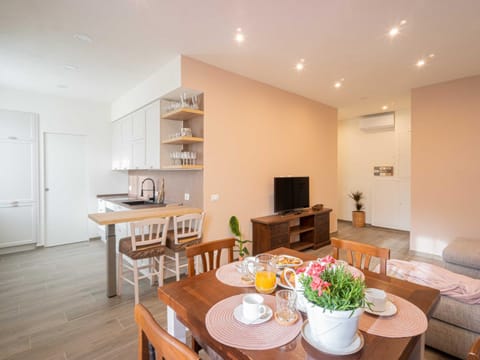 TV and multimedia, Kitchen or kitchenette, Living room, Seating area, Dining area, air conditioner