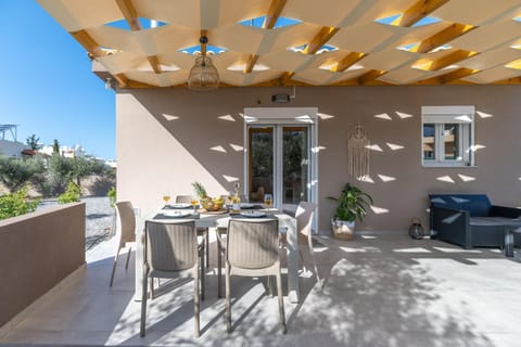 Property building, Balcony/Terrace, Dining area