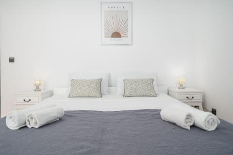 Bed, Bedroom, towels