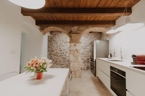 Kitchen or kitchenette, oven, kitchen