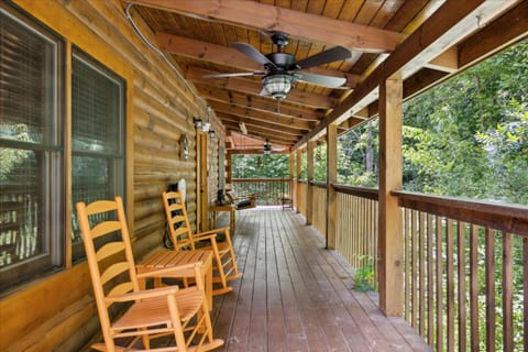Golden Grizzly by Beyond Expectations w Hot Tub House in Sevierville