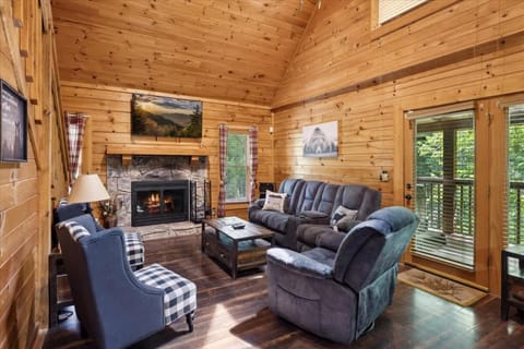 Golden Grizzly by Beyond Expectations w Hot Tub House in Sevierville