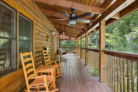 Golden Grizzly by Beyond Expectations w Hot Tub House in Sevierville
