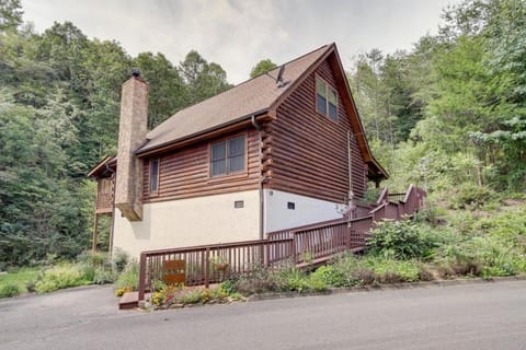Golden Grizzly by Beyond Expectations w Hot Tub House in Sevierville