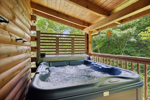 Golden Grizzly by Beyond Expectations w Hot Tub House in Sevierville