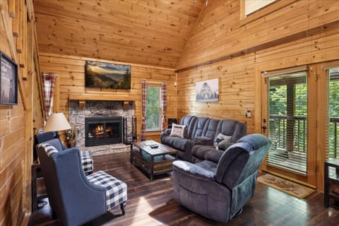 Golden Grizzly by Beyond Expectations w Hot Tub House in Sevierville