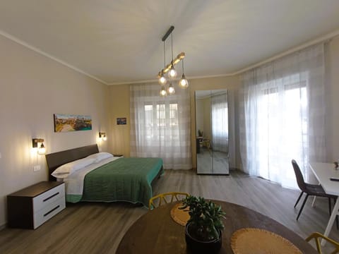 Bed, Photo of the whole room, Seating area, Bedroom, hair dresser
