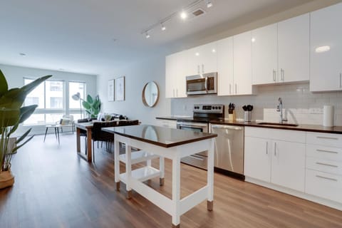 Kitchen or kitchenette, minibar