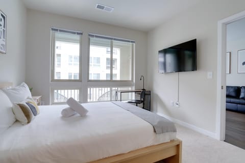 Bed, TV and multimedia, Bedroom