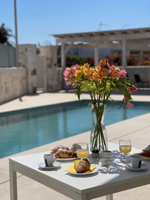 Swimming pool, Breakfast