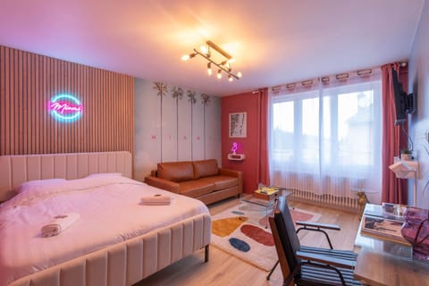 Bed, TV and multimedia, Living room, Photo of the whole room, Seating area, Location