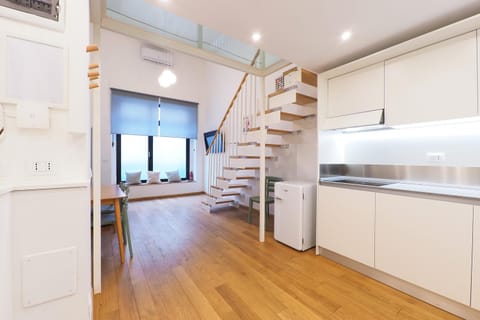 Kitchen or kitchenette, internet, air conditioner