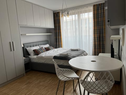 Bed, Living room, Photo of the whole room, Seating area, Dining area, Bedroom