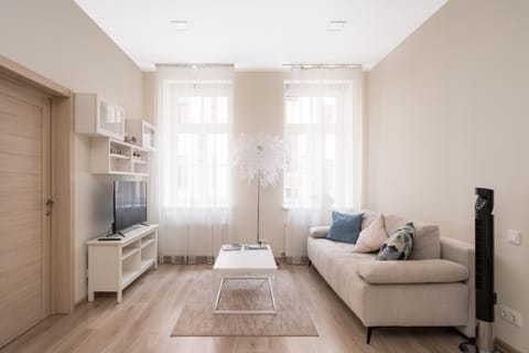 TV and multimedia, Living room, Photo of the whole room, Seating area, Evening entertainment