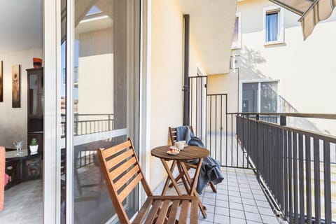 Property building, Day, Balcony/Terrace