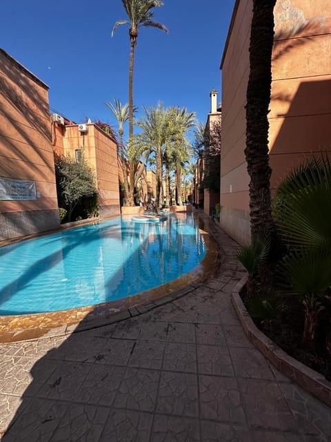 Day, Swimming pool