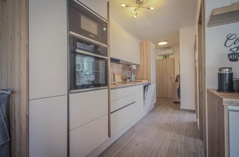 Coffee/tea facilities, dishwasher, minibar, pet friendly, stove