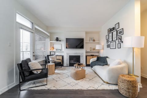 TV and multimedia, Living room, Seating area, Evening entertainment