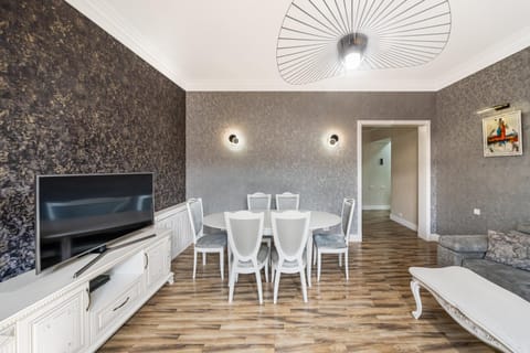 TV and multimedia, Living room, Seating area, Dining area