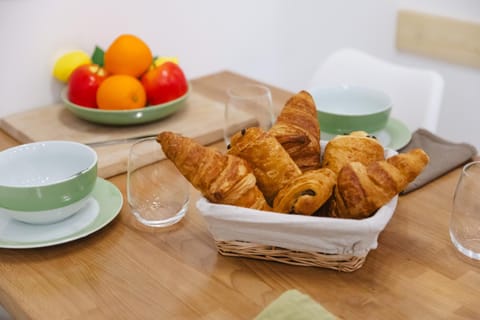 Food and drinks, Continental breakfast