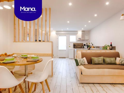 Kitchen or kitchenette, Seating area, Dining area