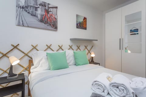 Bed, Bedroom, towels, wardrobe