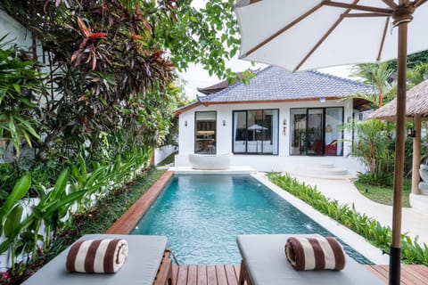 Patio, Day, Garden, Garden view, Pool view, Swimming pool, Swimming pool, sunbed