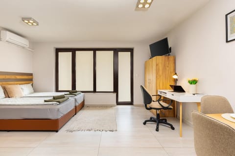 Bed, TV and multimedia, Living room