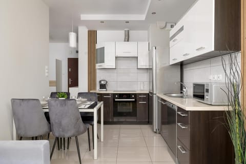 Kitchen or kitchenette, Dining area, dishwasher, minibar, pet friendly, stove