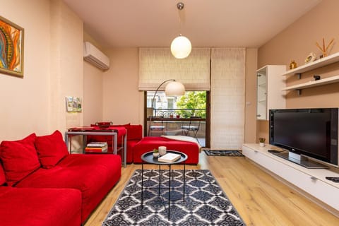 Communal lounge/ TV room, TV and multimedia, Living room, Seating area, Evening entertainment, air conditioner